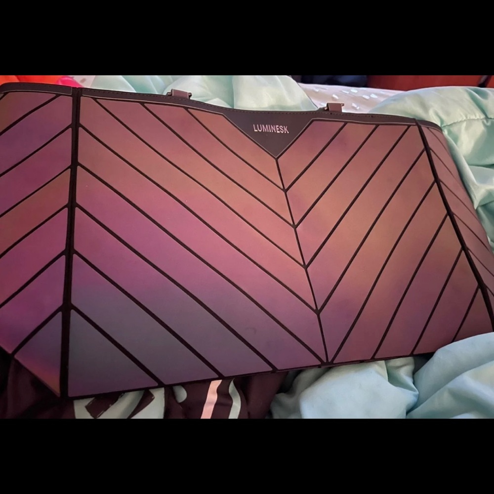 Color changing tote